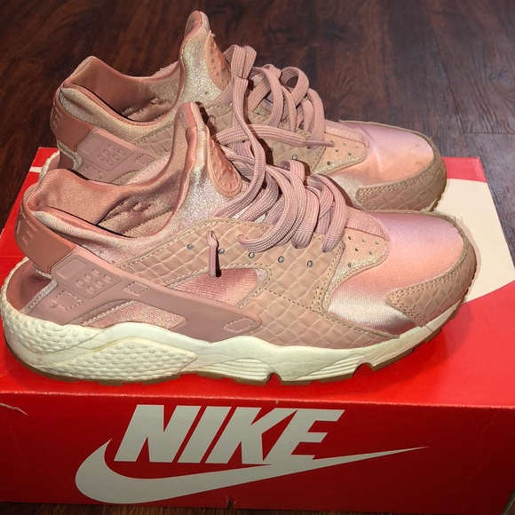 women's nike huarache sneakers